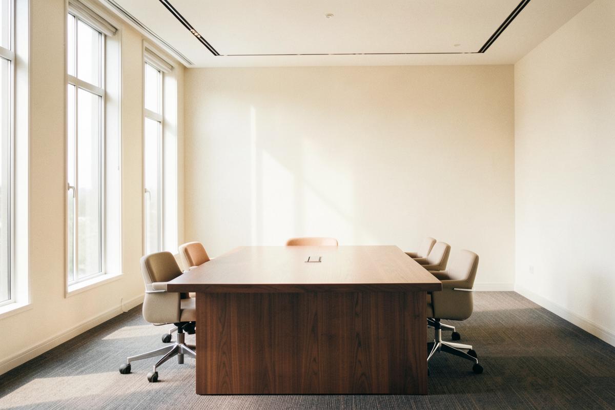 Lege directiekamer met lange tafel en daglicht